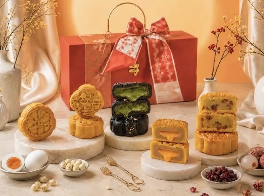 Click to see more photos of Imperial Luna Treasure Collection &ndash; Assorted Mooncake